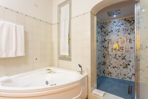 Camera Suite King con Vista Panoramica | Bathroom | Shower, free toiletries, hair dryer, slippers