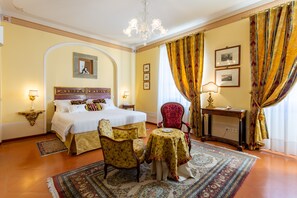 Camera Deluxe King | 1 bedroom, premium bedding, minibar, in-room safe