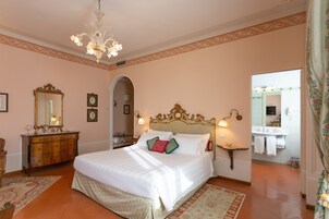 Camera Deluxe King | 高档床上用品、迷你吧、客房内保险箱、办公桌