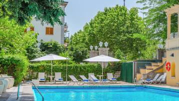 Outdoor pool, pool loungers