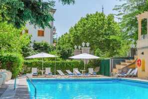 Outdoor pool, pool loungers