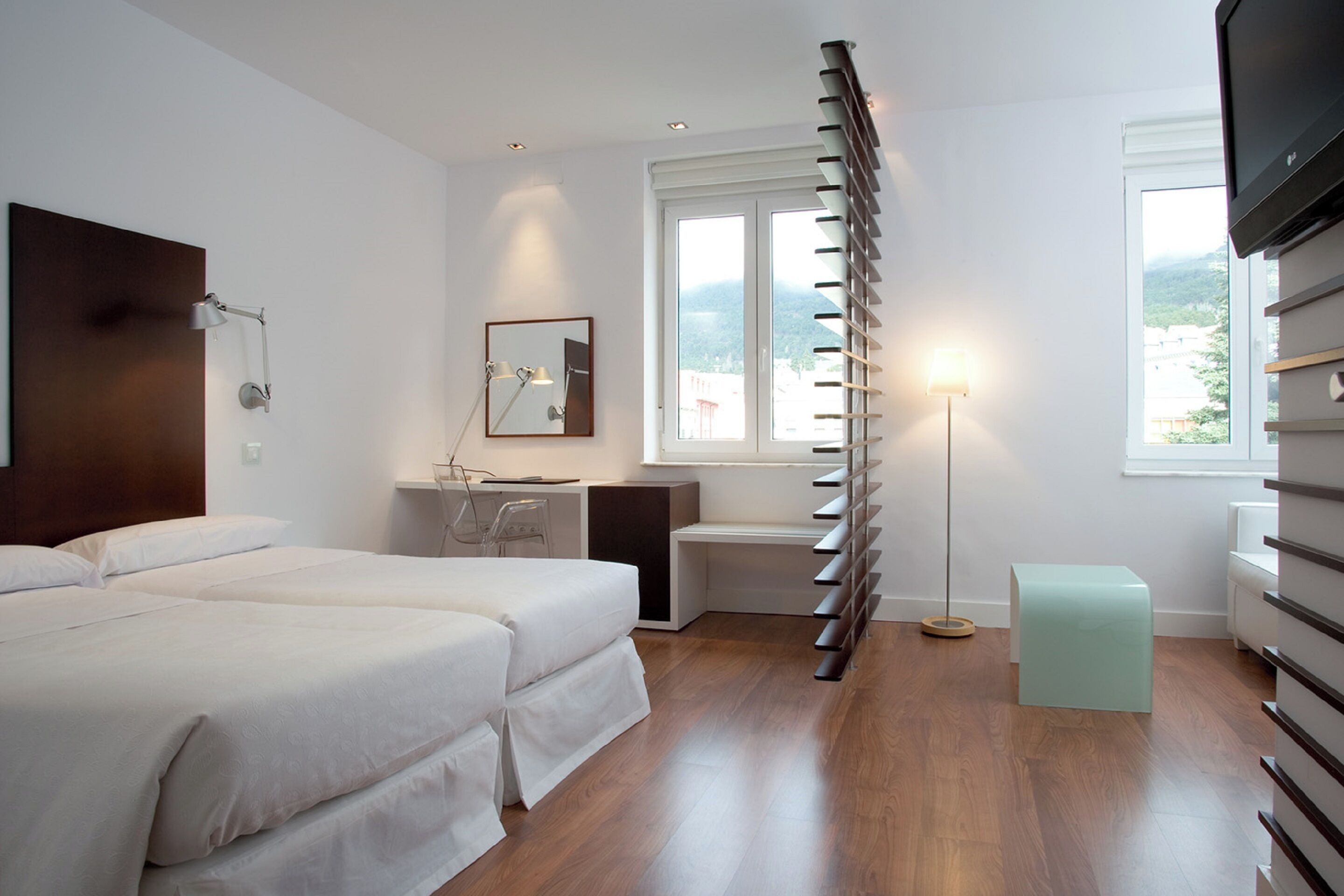 Donsdekens, een minibar, een kluis op de kamer, een bureau