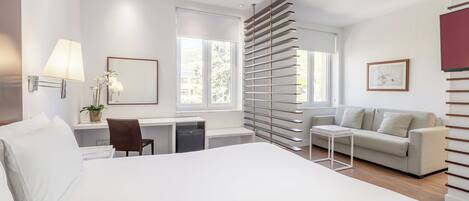 ألحفة محشوة بالريش وميني بار وخزنة داخل الغرفة ومكتب