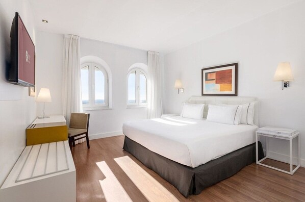Duntäcken, minibar, värdeförvaringsskåp på rummet och skrivbord
