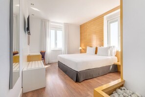 Selimut bulu angsa, minibar, brankas, dan meja kerja