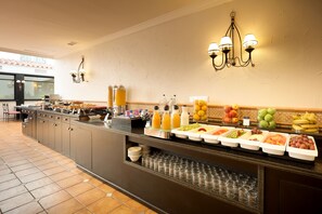 Frukostbuffé varje dag (EUR 10 per person)