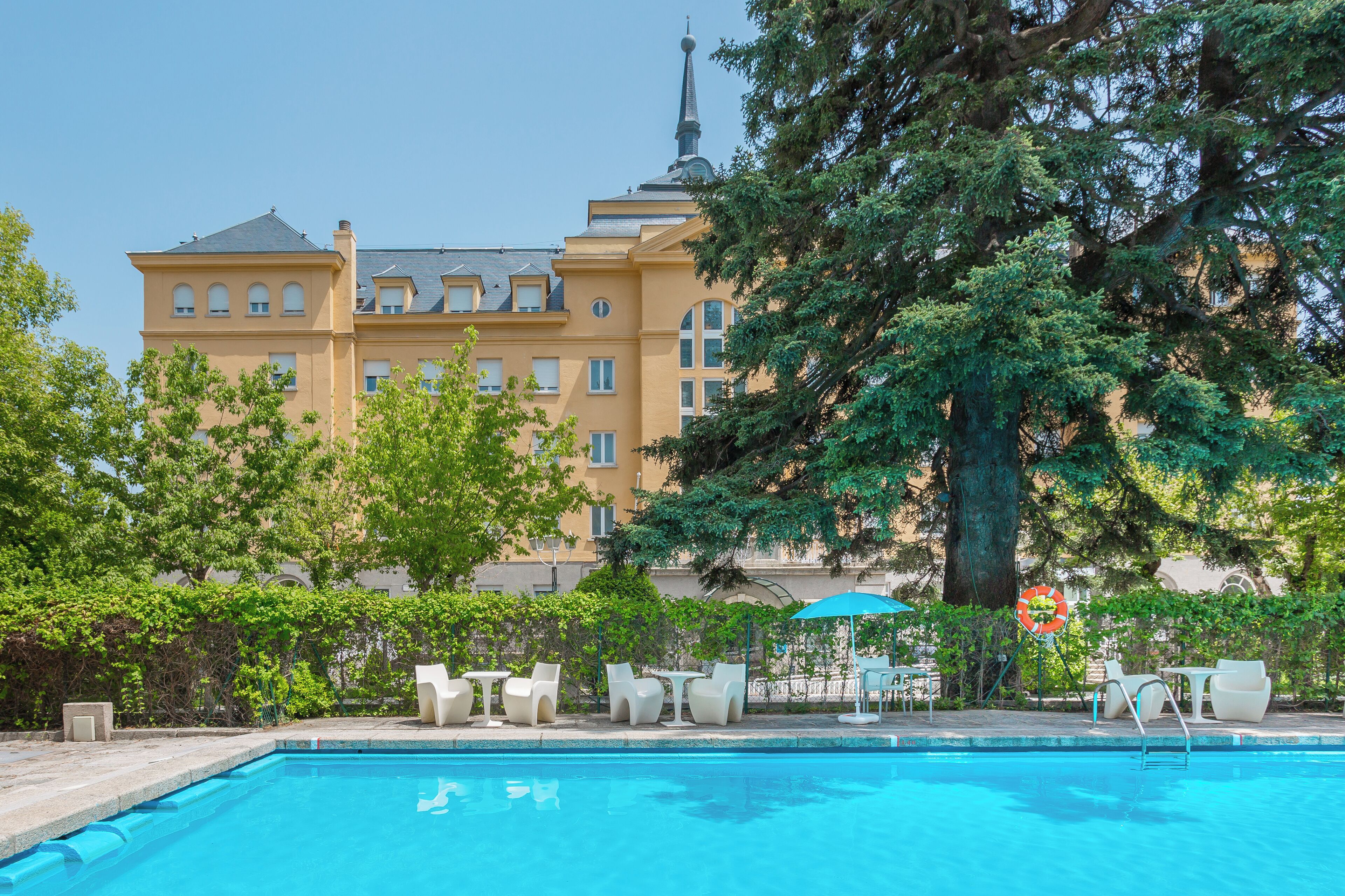 Una piscina al aire libre, tumbonas