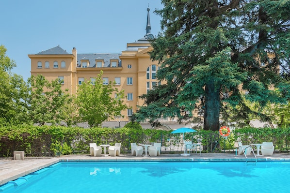 Outdoor pool, sun loungers - Exe Victoria Palace (San Lorenzo de El Escorial)