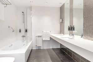 Eco-friendly toiletries, hair dryer, bidet, towels - Dorma Victoria Palace (San Lorenzo de El Escorial)