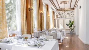 Mediterranean cuisine, al fresco dining