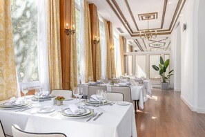 Mediterranean cuisine, alfresco dining - Exe Victoria Palace (San Lorenzo de El Escorial)