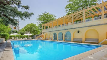 Outdoor pool, sun loungers