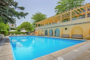 Kolam renang outdoor, dengan kursi berjemur