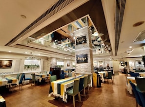 Daily self-serve breakfast (MOP 88 per person)