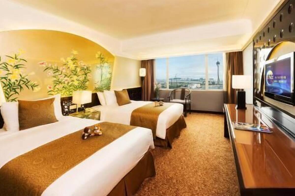 Minibar, brankas, tempat tidur bayi gratis, dan Wi-Fi gratis