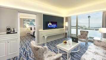 Suite, vista al mar | Minibar, caja de seguridad en la habitación y cunas gratuitas