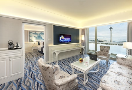 Suite, Sea View | Minibar, in-room safe, free cribs/infant beds, free WiFi