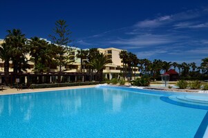 室内游泳池，室外游泳池，日光浴躺椅