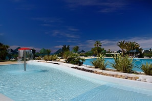Inomhuspool, utomhuspool och solstolar