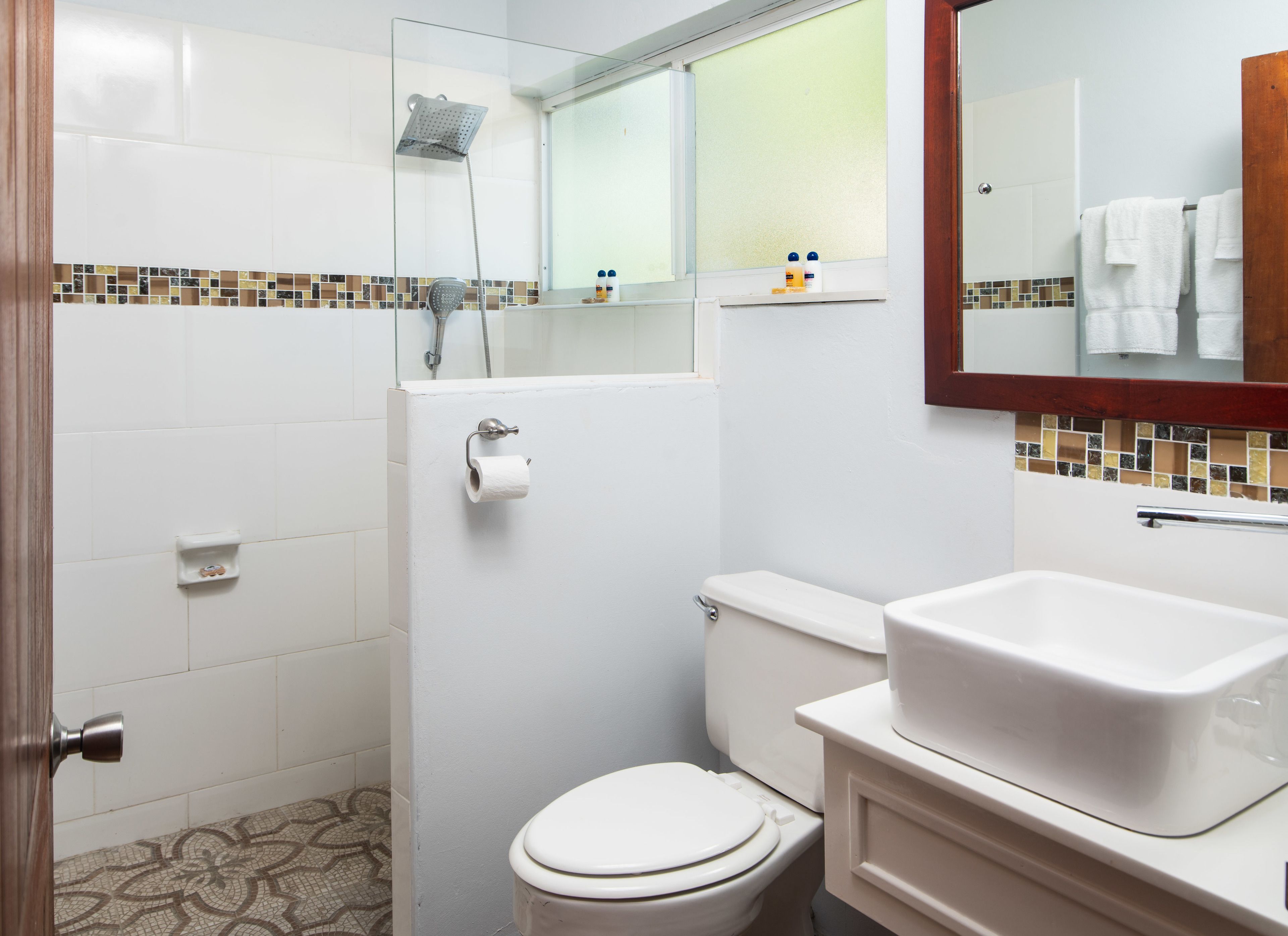 standard room | bathroom | free toiletries, towels