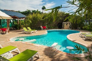 2 室外游泳池，日光浴躺椅