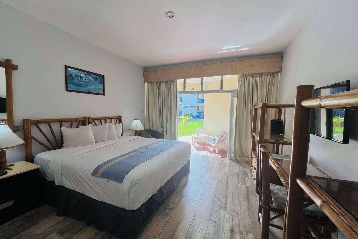 deluxe room | in-room safe, cots/infant beds, rollaway beds, free wifi