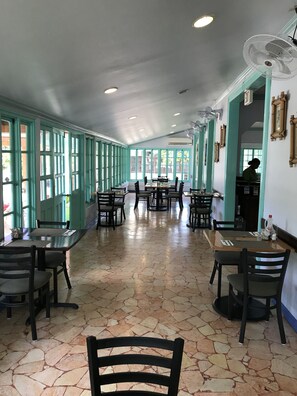 Desayuno a la carta todos los días (con cargo)