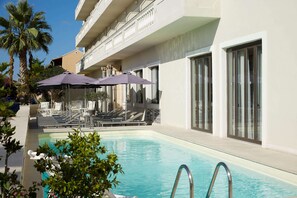 Outdoor pool, pool umbrellas, pool loungers - Mon Repos Palace - Adults Only (Corfu)