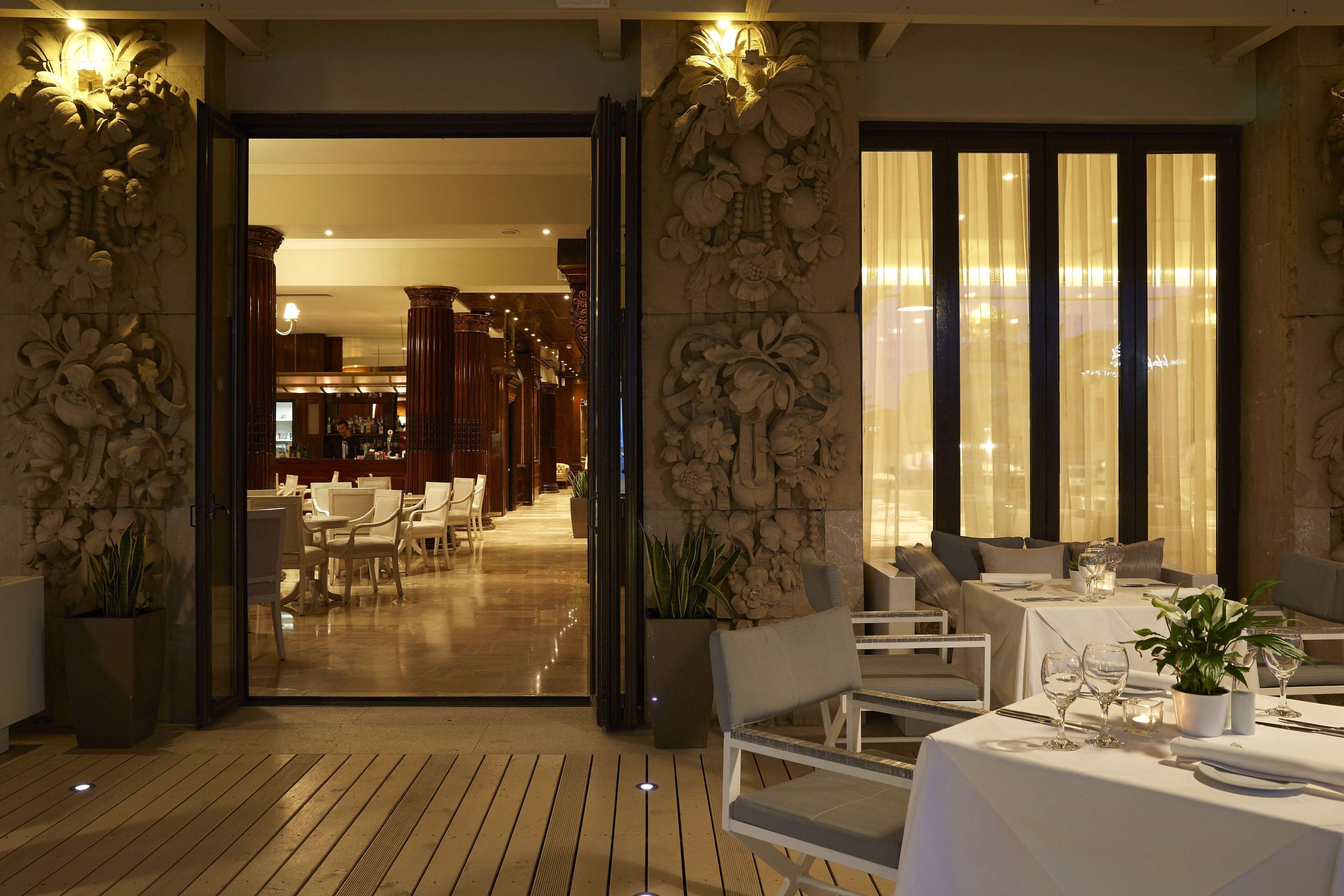 breakfast, lunch, dinner served; international cuisine