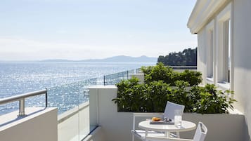 Executive Art Suite with Balcony & Sea View | Safe på rommet, wi-fi (inkludert) og sengetøy