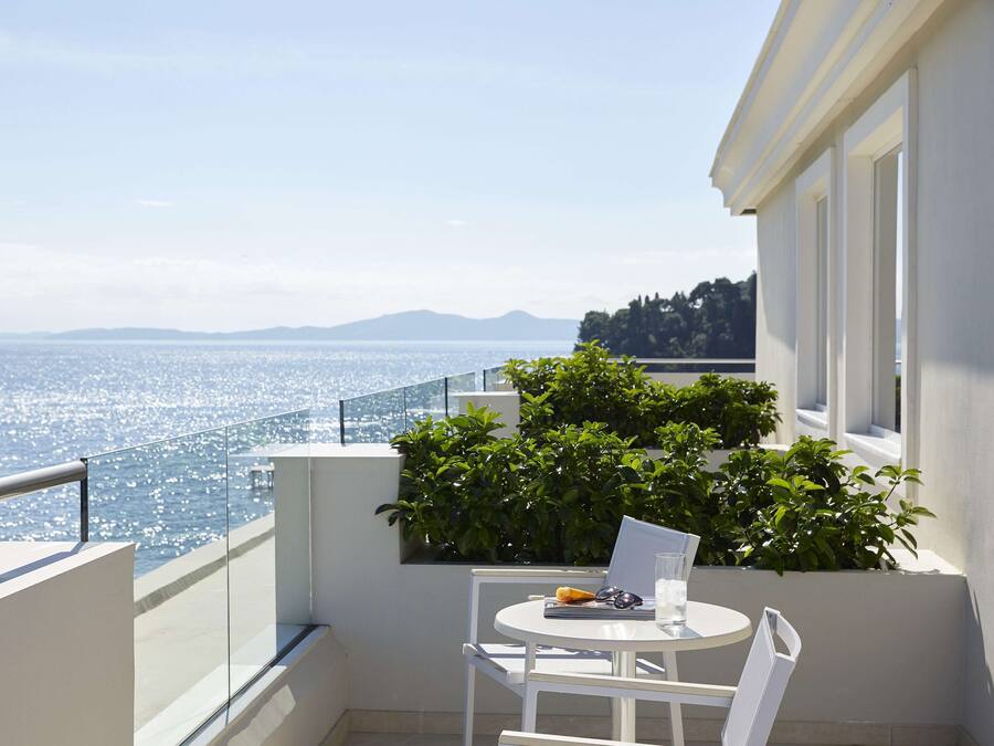 Executive Art Suite with Balcony & Sea View | Cofres nos quartos, Wi-Fi de cortesia, roupa de cama