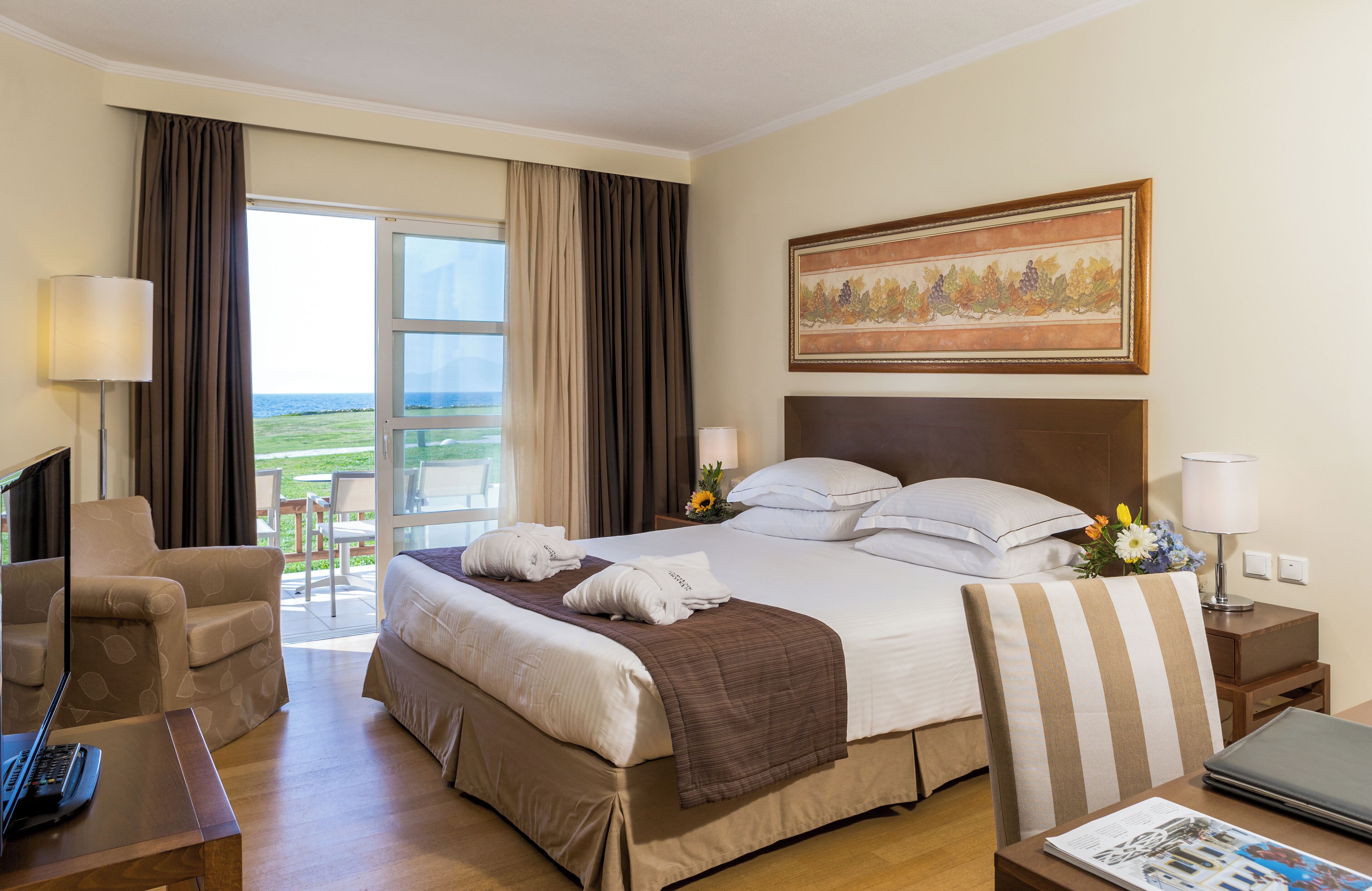 خزنة داخل الغرفة ومكتب وستائر تعتيم وتجهيزات عازلة للصوت