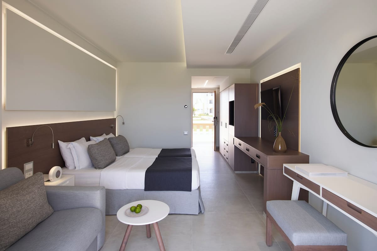 1 habitación, caja de seguridad en la habitación y escritorio
