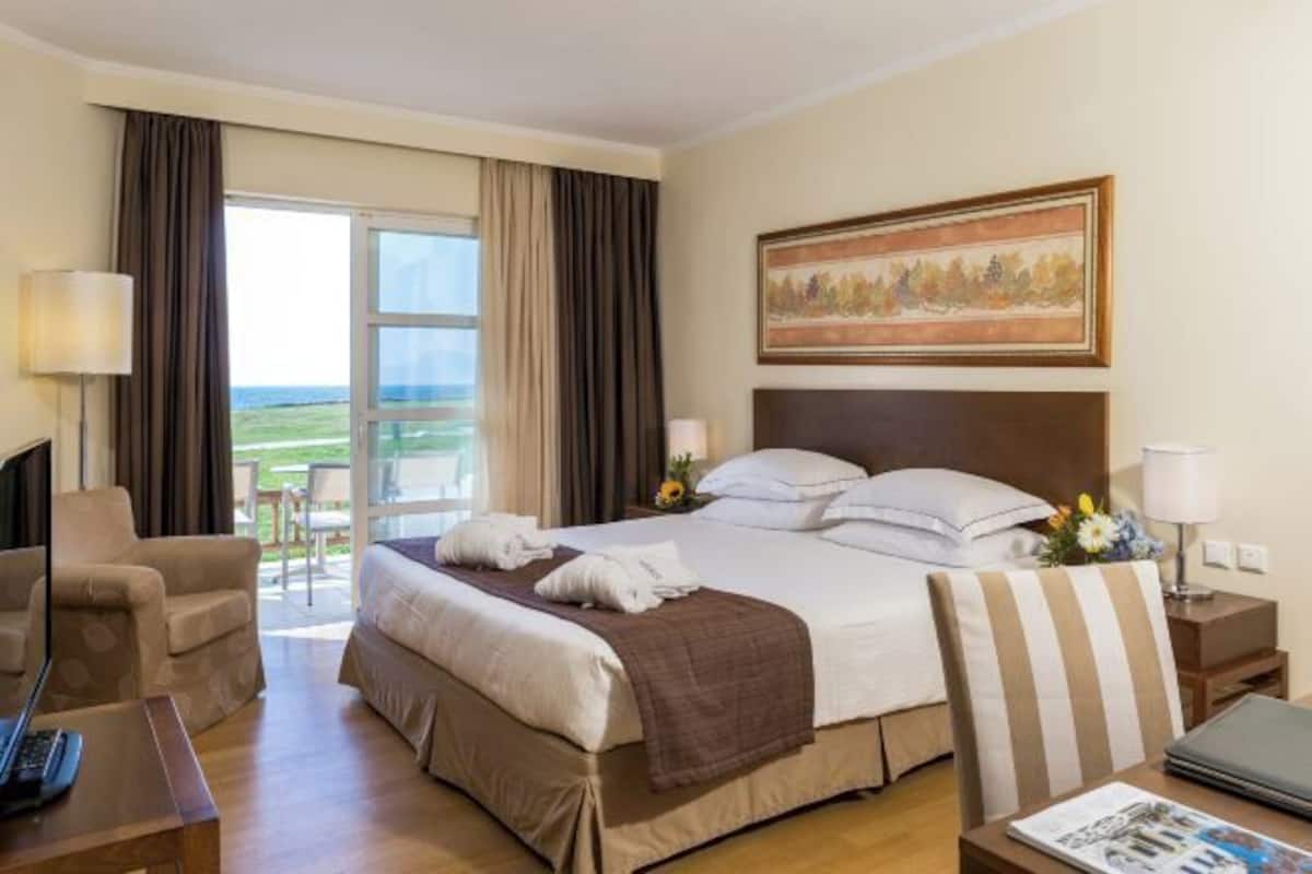 In-room safe, desk, blackout curtains, soundproofing