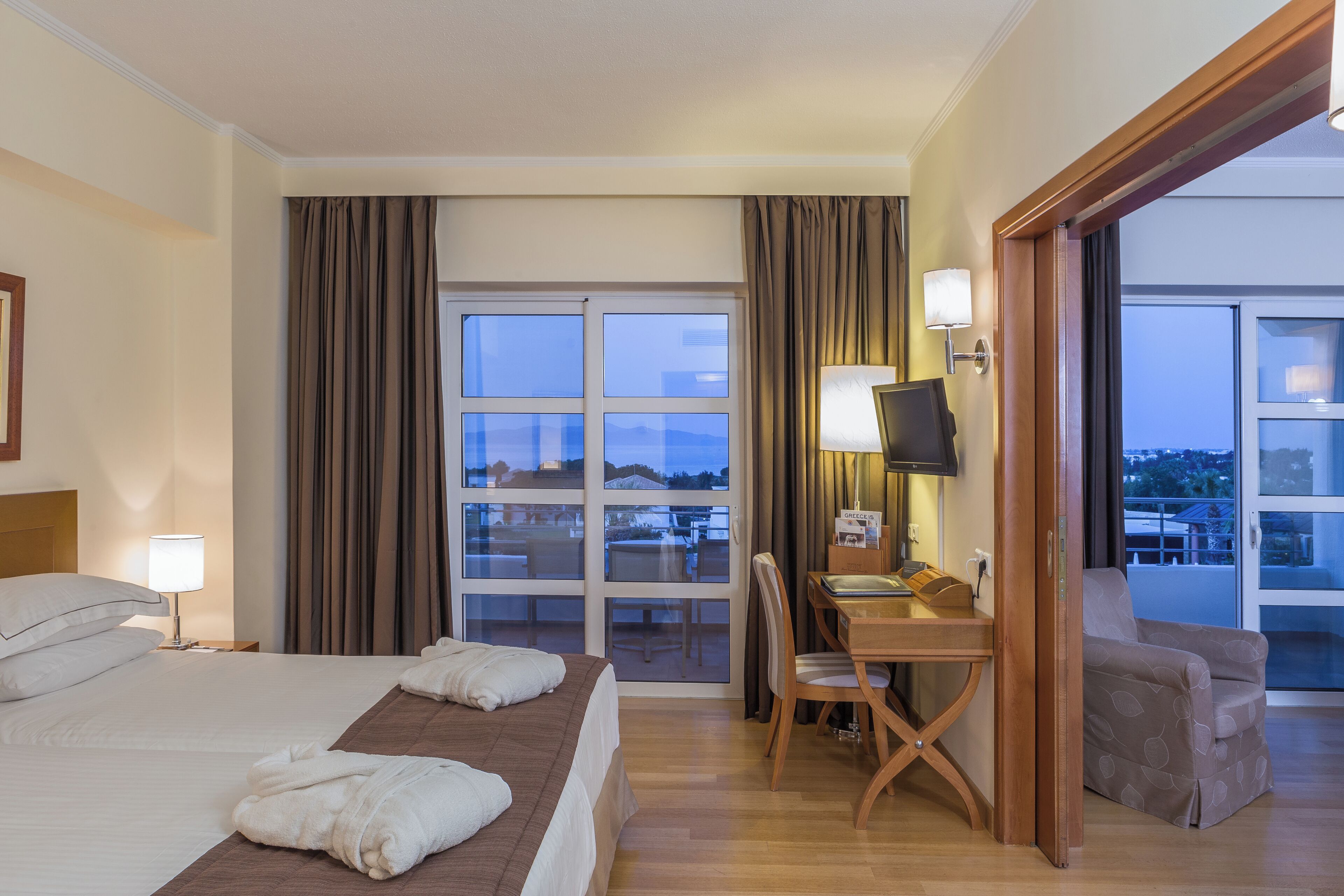 خزنة داخل الغرفة ومكتب وستائر تعتيم وتجهيزات عازلة للصوت