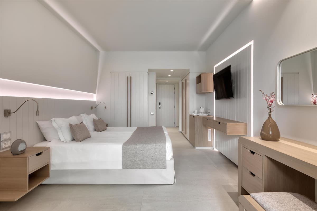 1 bedroom, in-room safe, desk, blackout curtains