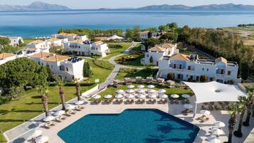 Kolam renang indoor dan 4 kolam renang outdoor