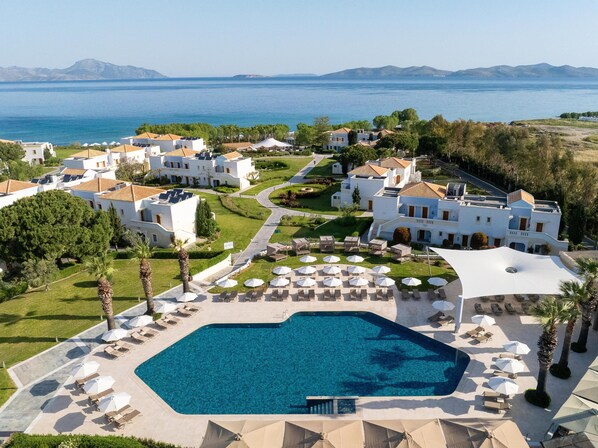 Indoor pool, 4 outdoor pools, pool umbrellas, pool loungers