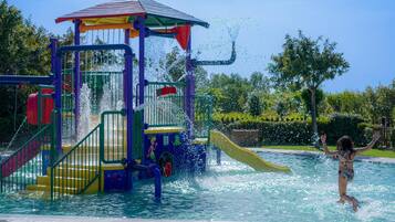 Indoor pool, 4 outdoor pools, pool umbrellas, pool loungers