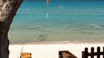 En la playa, camastros, sombrillas y toallas de playa