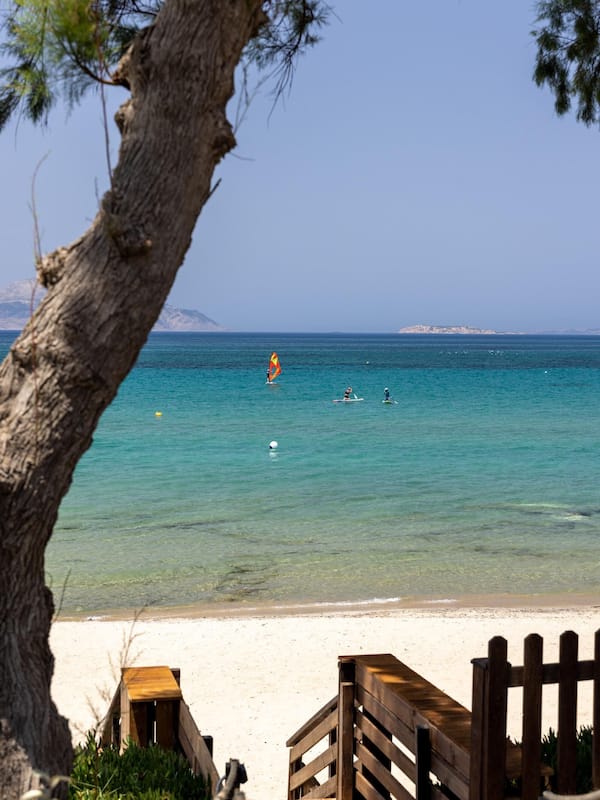 Plage, chaises longues, parasols, serviettes de plage