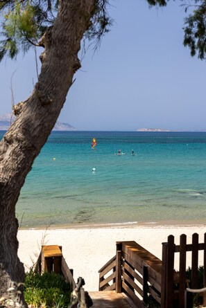 A la platja, gandules de platja i para-sols per a la platja 