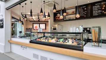 Ofereix vistes a la piscina i s'hi serveixen sopars