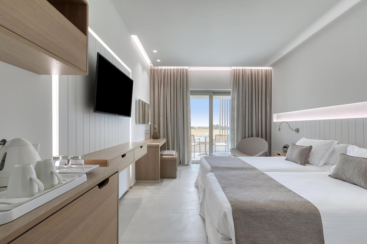 1 quarto, cofres nos quartos, escrivaninha, cortinas blackout
