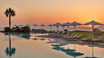 Indoor pool, 4 outdoor pools, pool umbrellas, pool loungers