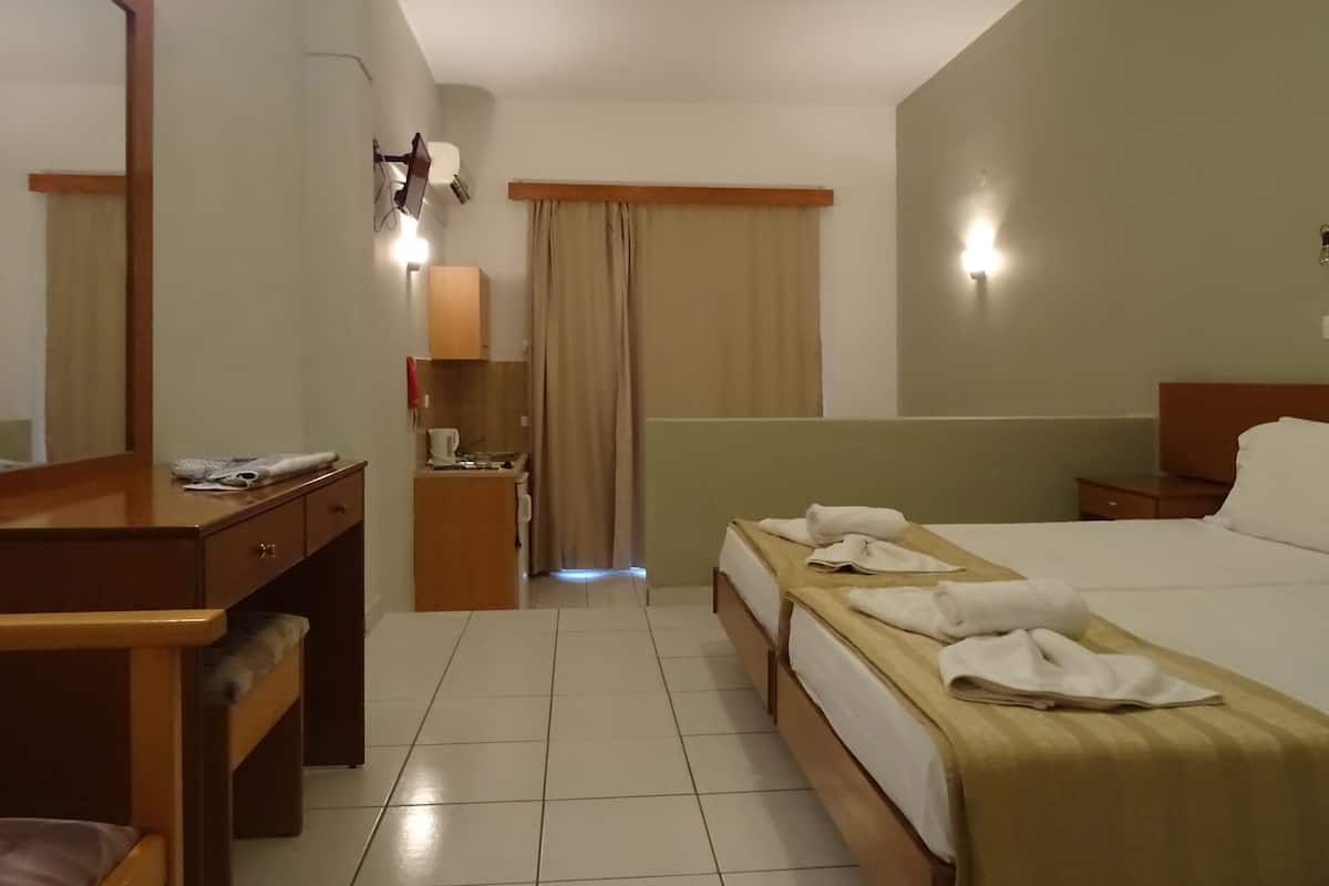 Estúdio família | Roupas de cama de algodão egípcio, escrivaninha, cortinas blackout