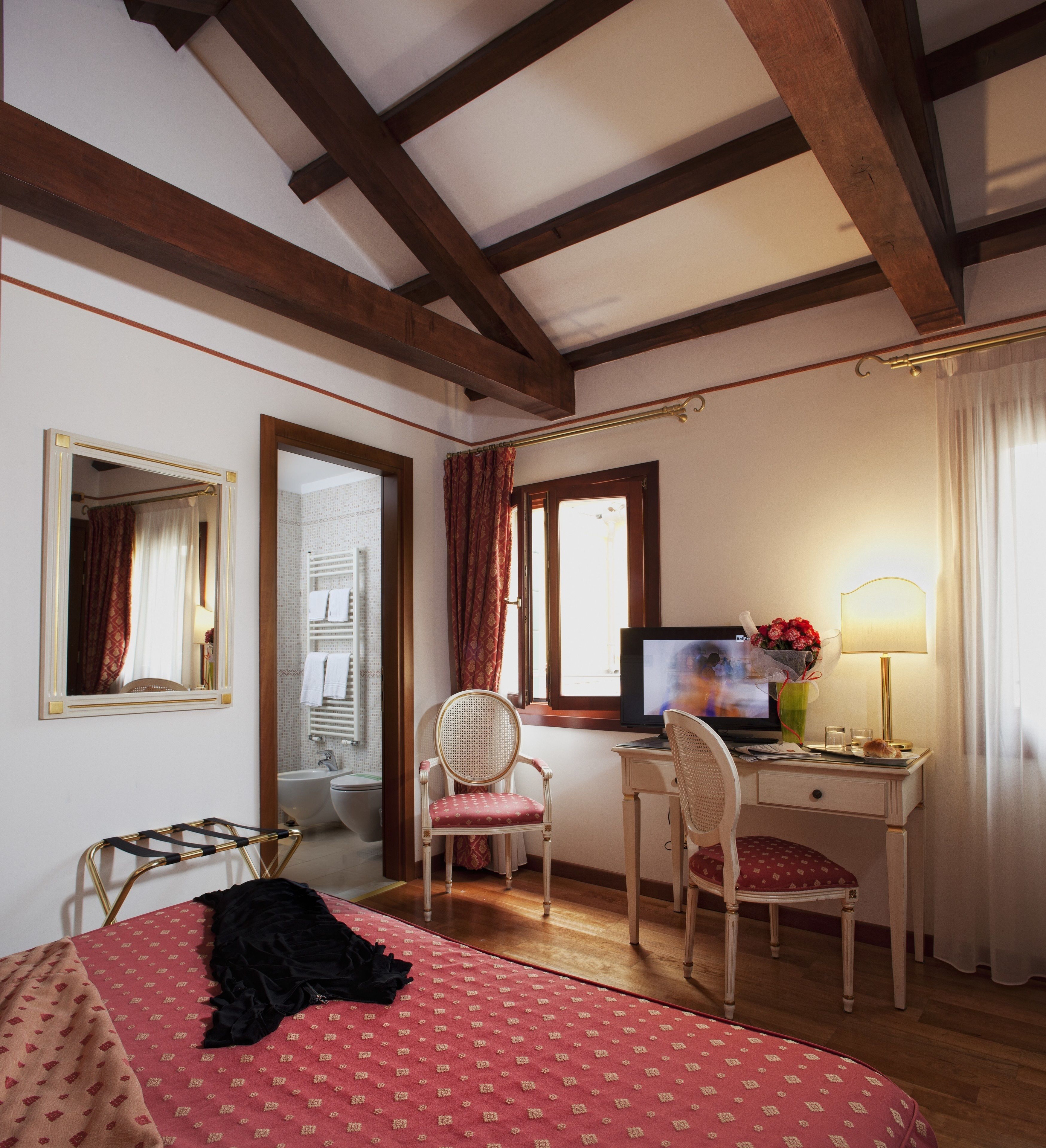 deluxe double room | 1 bedroom, down duvets, in-room safe, desk