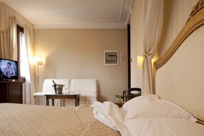Suite Junior Vista Canale | Down comforters, in-room safe, desk, soundproofing
