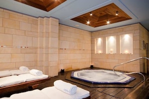 Indoor spa tub - Paphos Gardens Holiday Resort (Paphos)