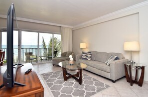 Premium-Suite, 1 King-Bett und Schlafsofa, Meerblick, Strandnähe | Zimmersafe, Schreibtisch, Verdunkelungsvorhänge, Bügeleisen/Bügelbrett